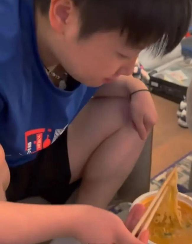 邱贻可在印度为孙颖莎煮泡面配花生米